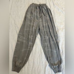 American Eagle high waisted camo joggers